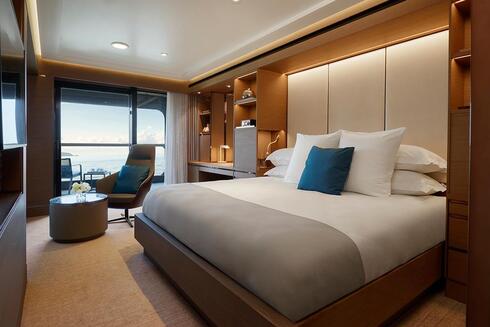 חדר השינה - חלון אל הים, צילום: Ritz Carlton Yacht Collection