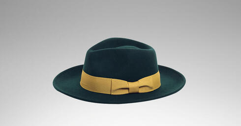 כובע לבד ירוק מקולקציית חורף 23, בעיצובה של המעצבת והיוצרת הרב־תחומית יעל כהן למותג Justine hats, צילום: Valerie Belkind