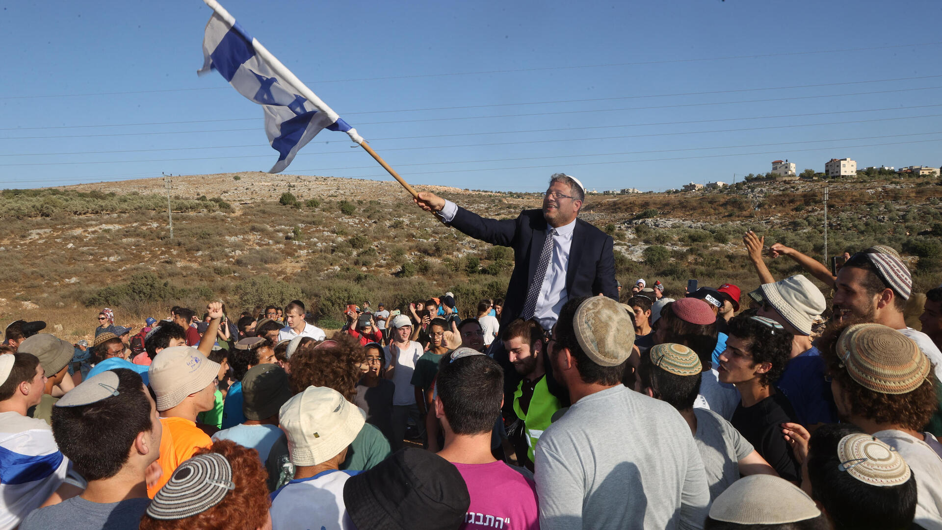 ח"כ איתמר בן גביר עם צעירים בצעדה של תנועת נחלה