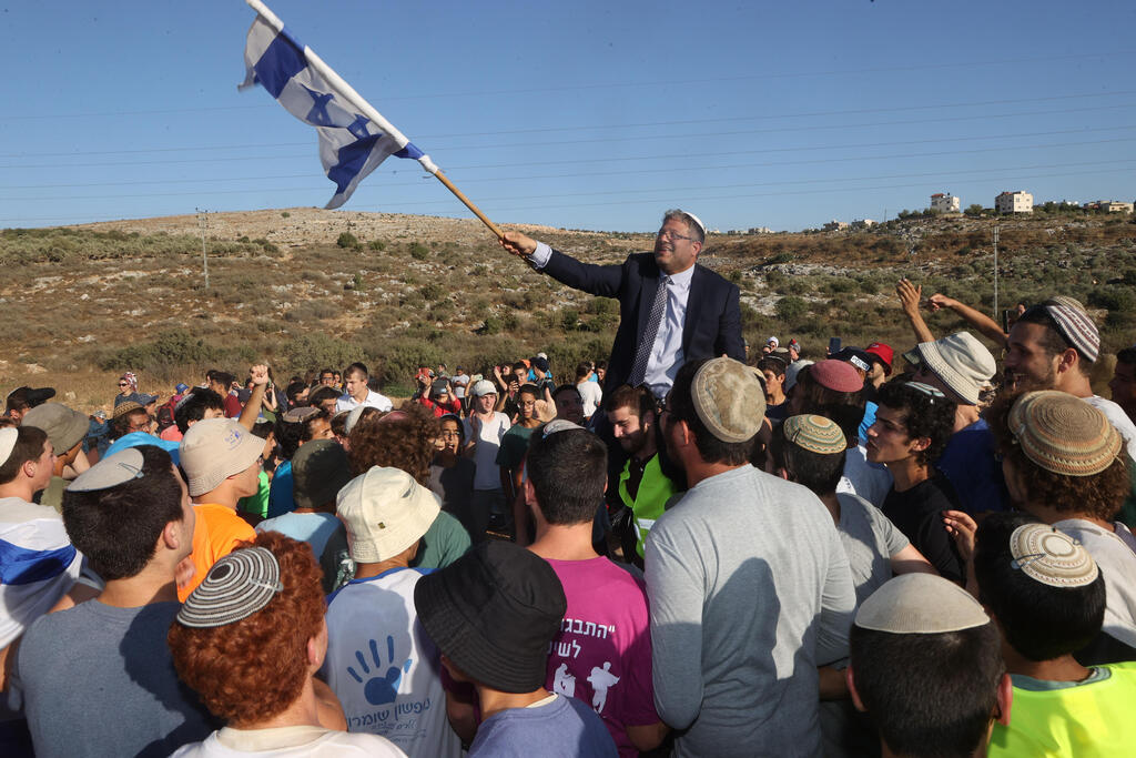 ח"כ איתמר בן גביר עם צעירים בצעדה של תנועת נחלה