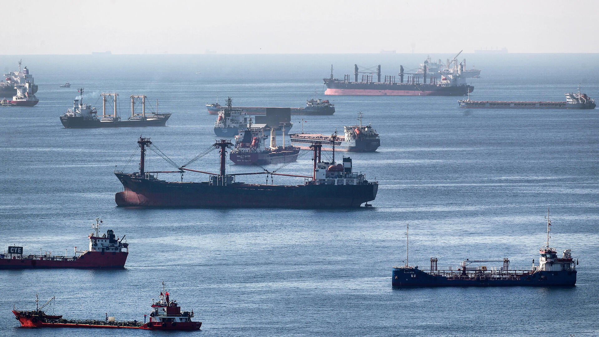 ספינות משא עם דגנים מ אוקראינה ליד חופי איסטנבול
