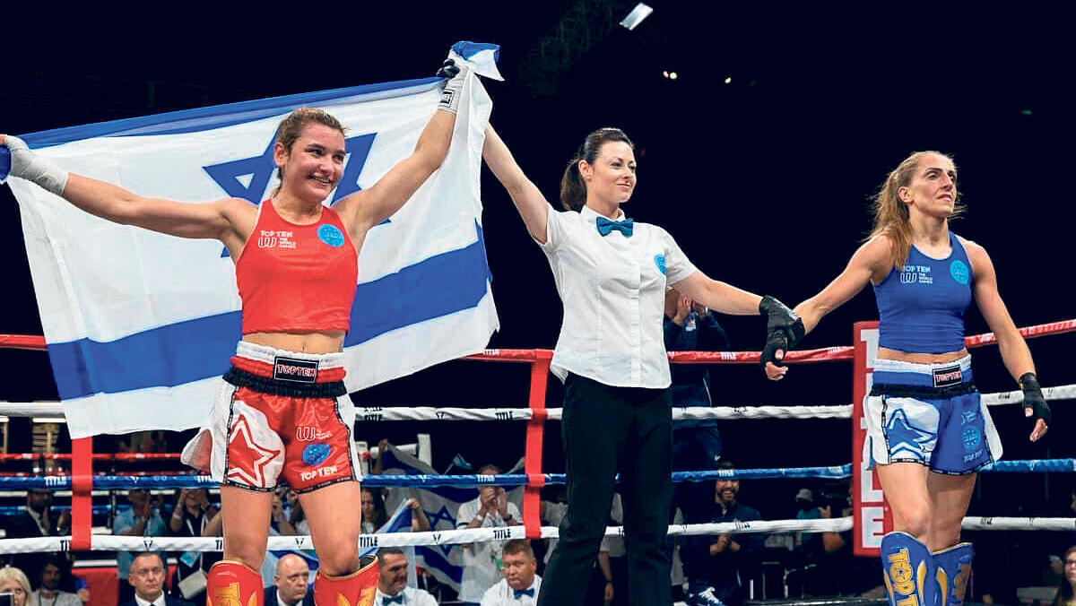 פנאי שיר כהן מניפה את דגל ישראל אחרי הניצחון במשחקי העולם