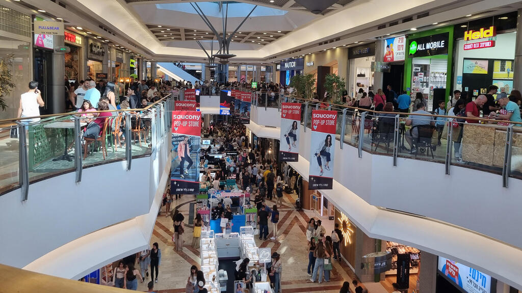 0ECD צופה תרחיש אופטימי לכלכלה הישראלית (צילום: פטר קלנר) קניון עזריאלי תל אביב שופינג יום הבחירות