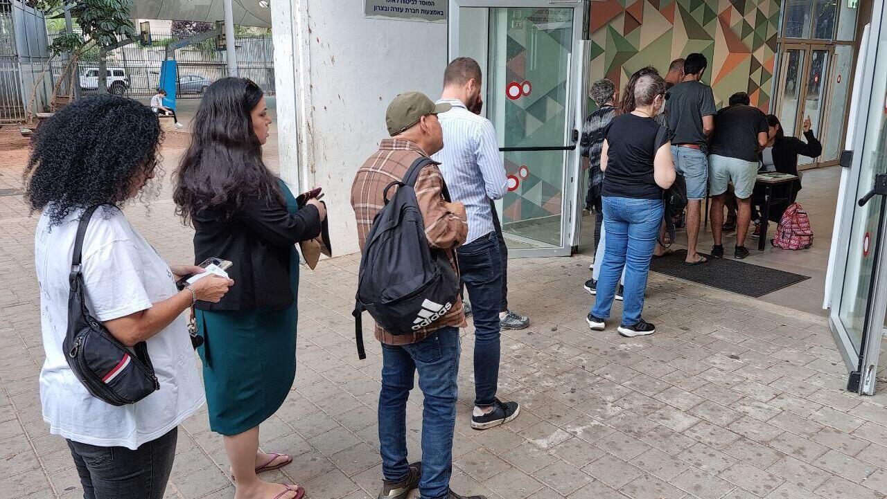 מצביעים הצבעה בחירות קול קולות קלפי קלפיות מצביעים אנשים תל אביב 