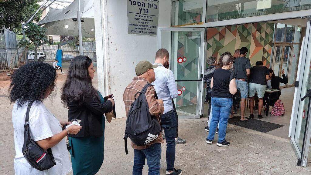 מצביעים בתור לקלפי בתל אביב בבחירות הקודמות (צילום: מוטי קמחי) מצביעים הצבעה בחירות קול קולות קלפי קלפיות מצביעים אנשים תל אביב