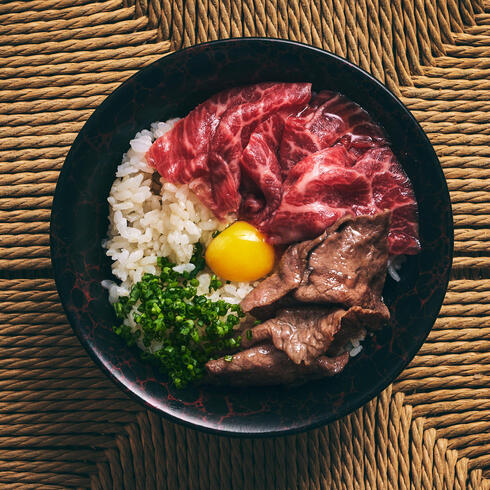 סוקי יאקי - קערת אורז עם בשר ואגיו נא וחלמון שליו. מנה של השפית אלכס אברמוב, צילום: אמיר מנחם