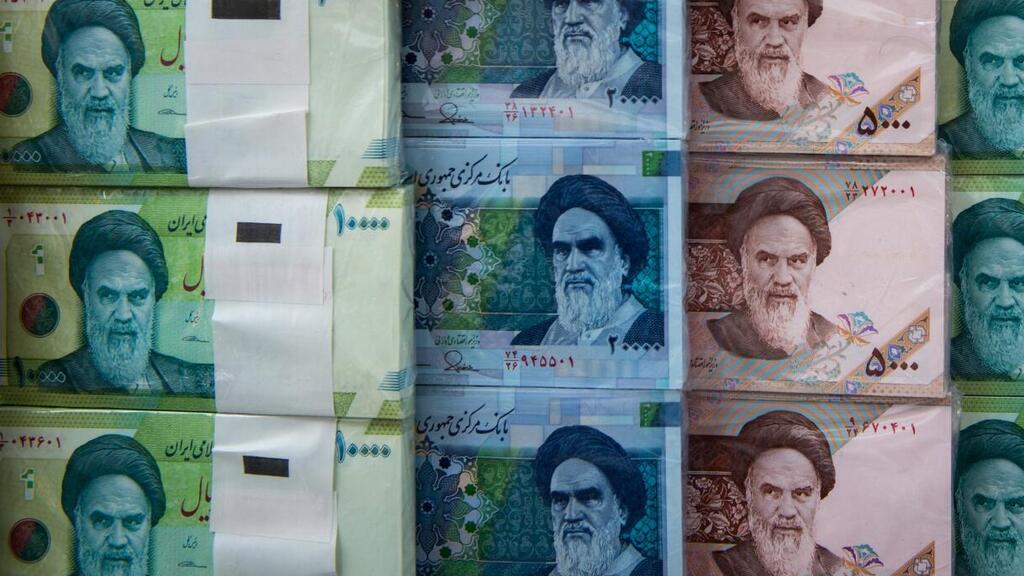 שטרות ריאל איראני (צילום: בלומברג) כסף שטרות ריאל איראן