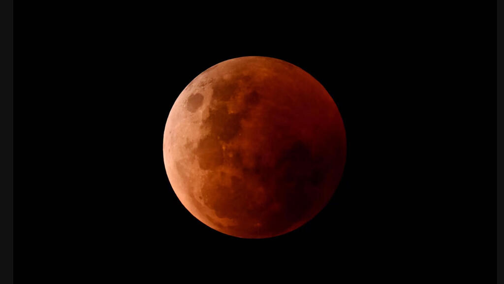 כשהירח נצבע אדום: תמונות מרהיבות מליקוי הירח