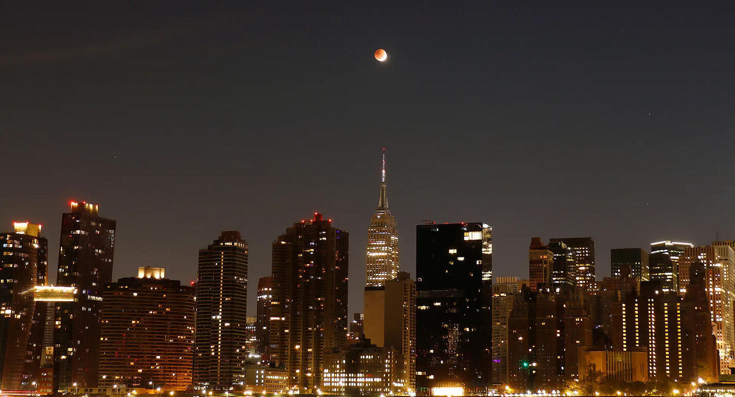 פוטו ירח מלא אמפייר סטייט בילדינג ניו יורק