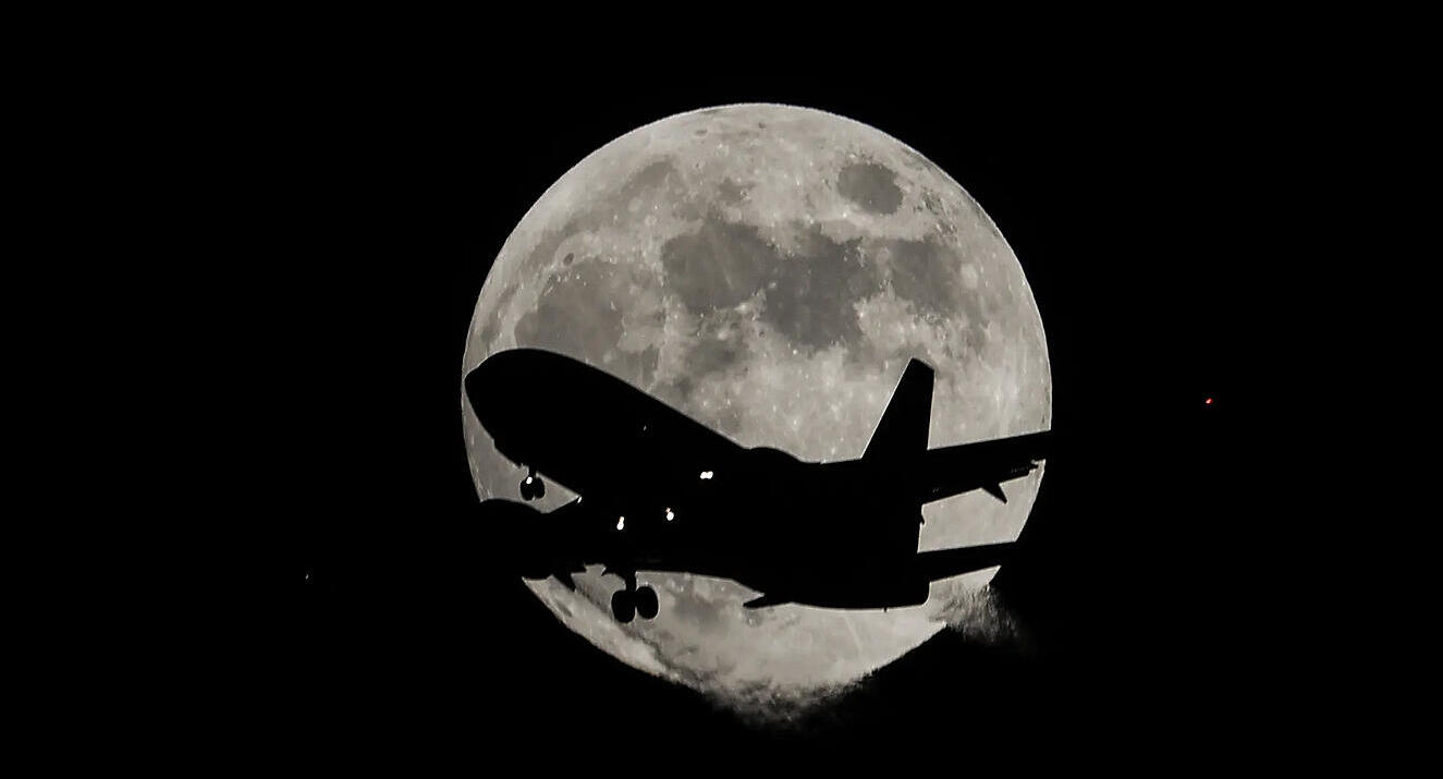 פוטו ירח מלא מטוס נוסעים