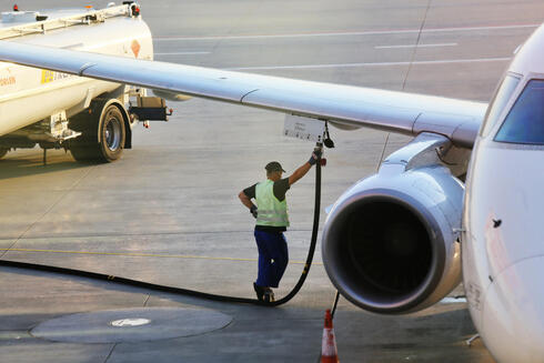תדלוק מטוס נוסעים, צילום: MikeDotta / Shutterstock