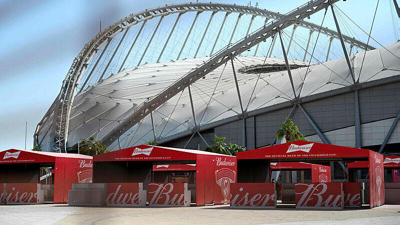דוכנים של יצרנית ה בירה באדוויזר ליד איצטדיון ח'ליפה ב דוחא קטאר מונדיאל 2022