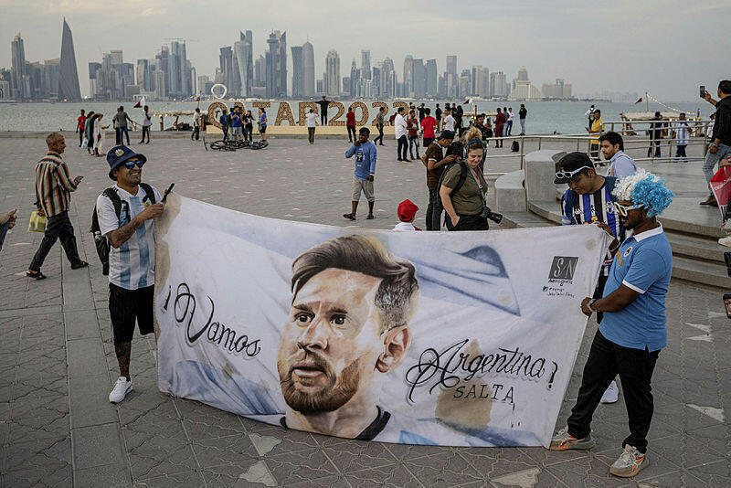 מונדיאל 2022 קטאר אוהדים של נבחרת ארגנטינה עם שלט של ליאו מסי