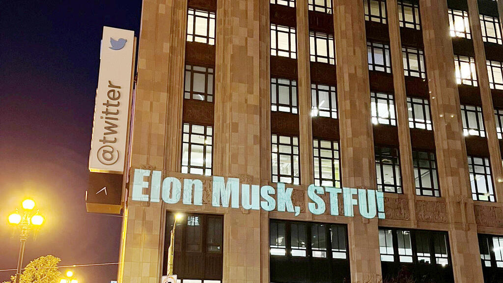 כתובת נגד אלון מאסק מוקרנת על בניין טוויטר בסן פרנסיסקו