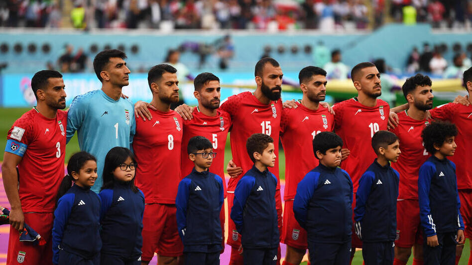 נבחרת איראן במשחק נגד אנגליה במונדיאל 2022 השחקנים לא שרו את ההמנון