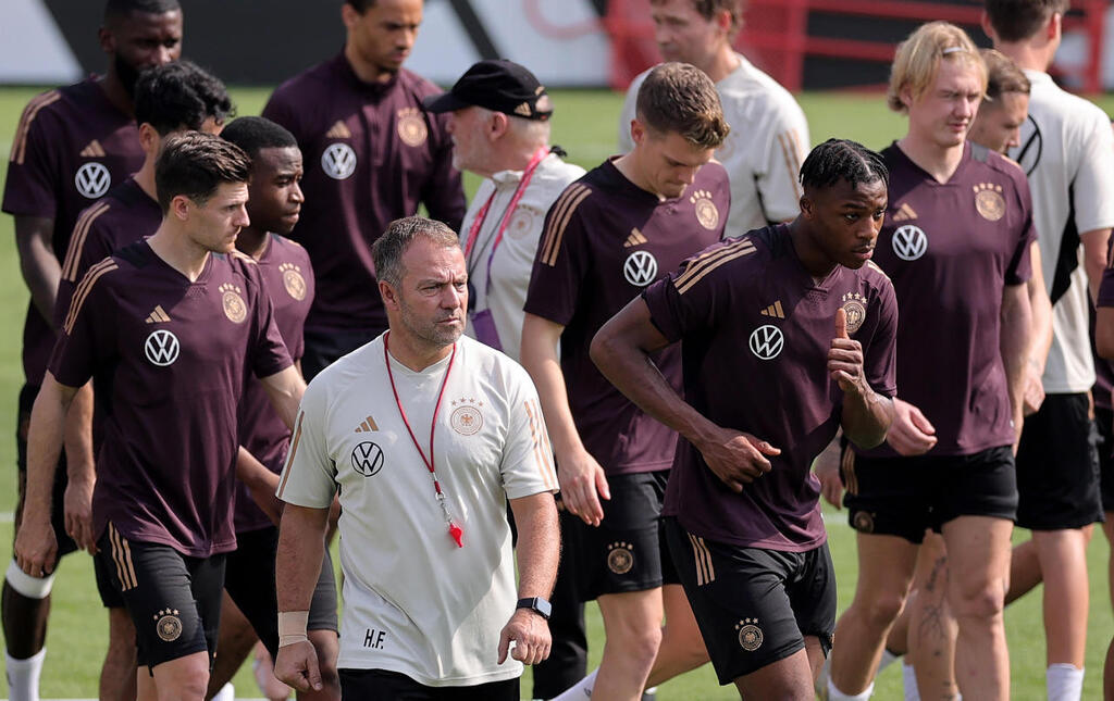 האנזי פליק באימון נבחרת גרמניה לקראת ה מונדיאל