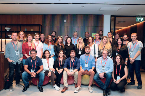 Bank Hapoalim Chairman Reuven Krupik and the bank's CEO Dov Kotler with representatives of the VC funds that participated in the event 