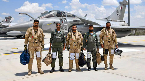 טייסים פקיסטנים בקטאר, ליד ליין ראפאלים, צילום:  PAF Sherdils