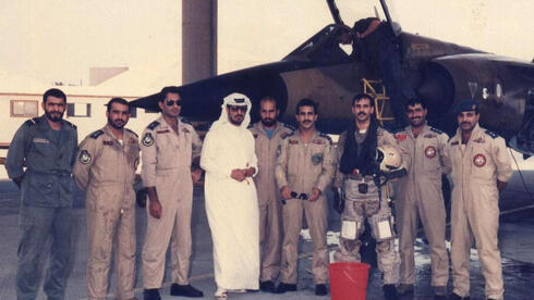 טייסים פקיסטנים בקטאר, מאחוריהם מטוס מיראז