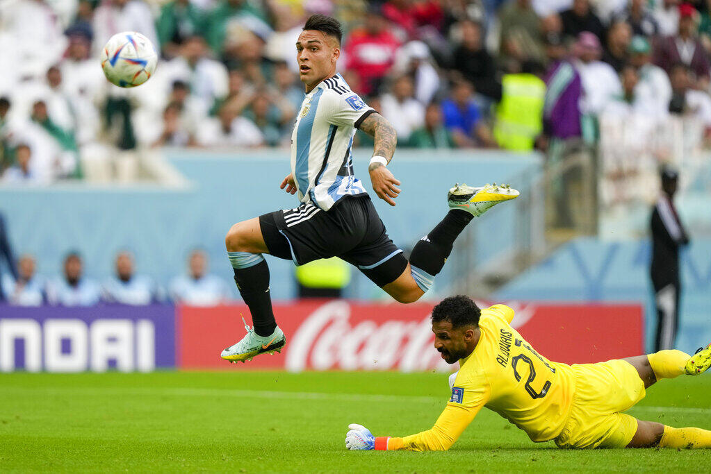 חלוץ ארגנטינה לאוטרו מרטינס מבקיע נגד סעודיה. השער נפסל בשל נבדל לאחר התערבות טכנולוגית