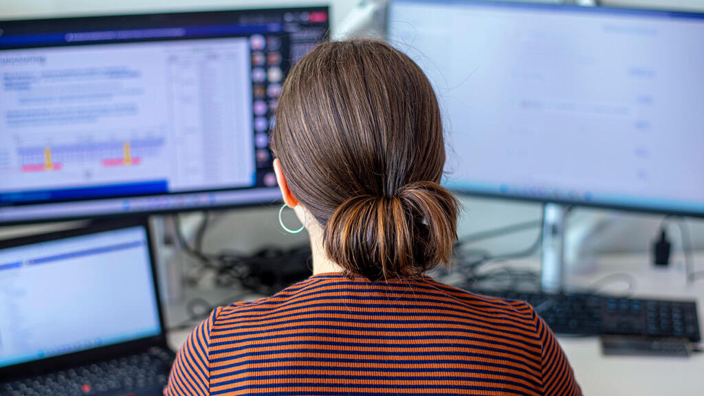 עובדת במשרד (צילום: יובל חן) חרדית ש עובדת ב חברת היי טק