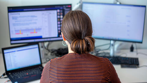 צילום: יובל חן ה-AI כבר נוגס בשוק העבודה: זינוק באבטלה של מתכנתים ונציגי מכירות טלפוניים