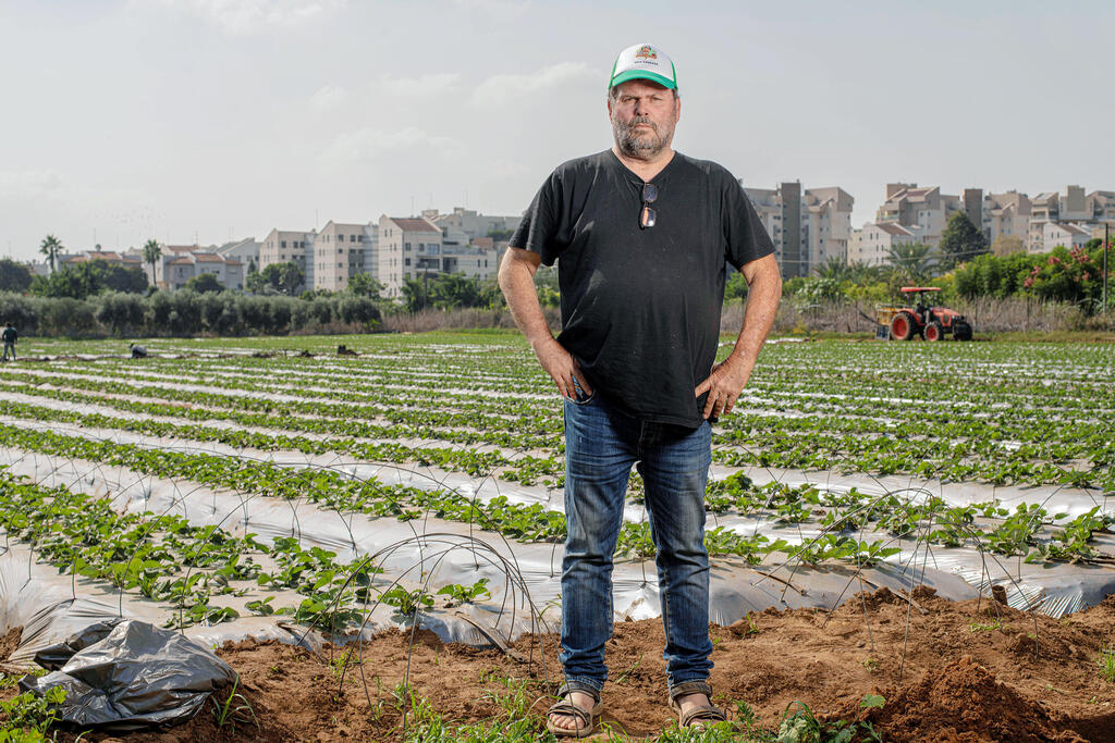 מגזין נדל"ן 30.11.22 ערן בק מצופית על רקע שדות בפאתי כפר סבא