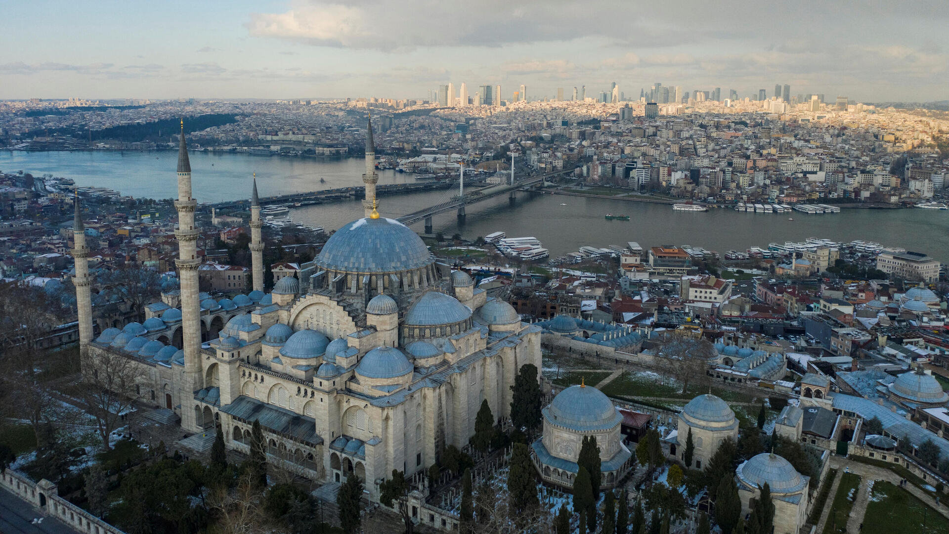 מגזין נדל"ן 30.11.22  תצפית אל מסגד סולימנייה ורובע בייאואולו שמולו  במרכז איסטנבול