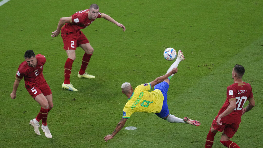 חלוץ ברזיל רישלירסון מבקיע במספרת נגד סרביה מונדיאל 2022
