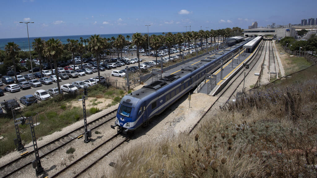 תחנת רכבת חוף הכרמל (צילום: גיל נחושתן) תחנת רכבת חוף הכרמל רכבת ישראל 2021