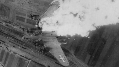 מפציץ B17 הופך לכדור אש לאחר פגיעה ישירה, צילום: USAF