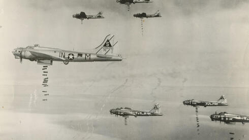מטוסי B17 כסופים מטילים פצצות, צילום: USAF