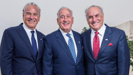 האחים נקש בעלי השליטה בארקיע מימין אבי נקש ג'ו נקש ו רפי נקש 