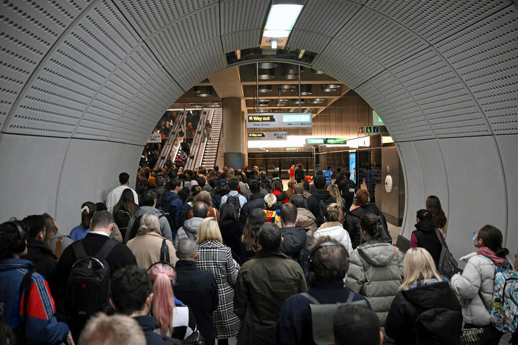 תחנת רכבת תחתית טוטנהאם קורט רואד לונדון בריטניה אנגליה