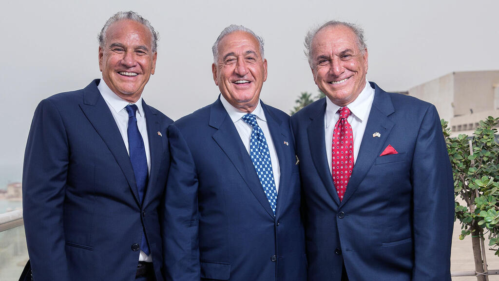 האחים נקש בעלי השליטה בארקיע מימין אבי נקש ג'ו נקש ו רפי נקש 