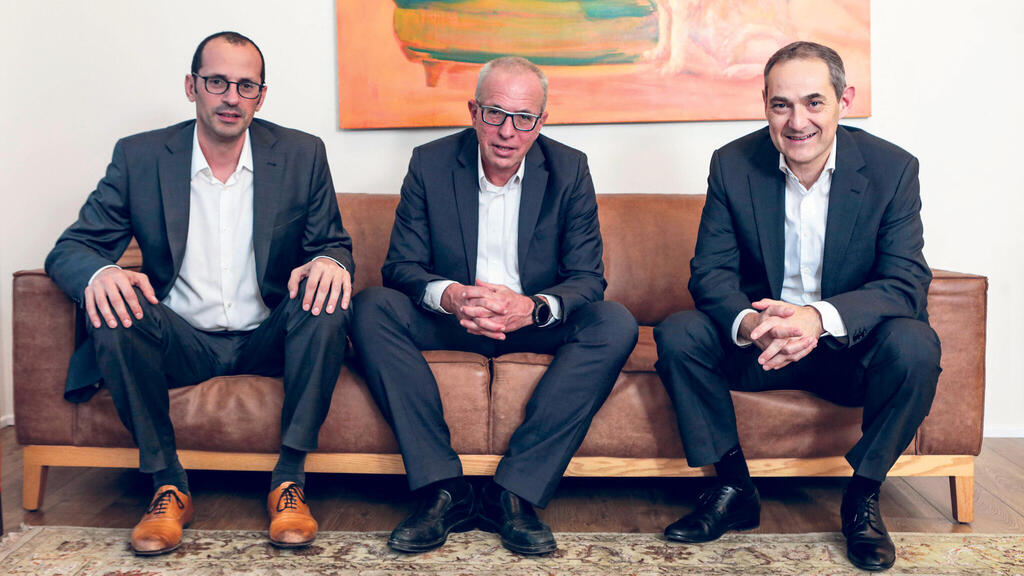 מימין: גיל דויטש, רוני בירם ונבות בר מקרן קיסטון. עבור קרן התשתיות מדובר במהלך מתבקש (צילום: שי שברו) מימין: גיל דויטש רוני בירם ו נבות בר מייסדי קרן קיסטון