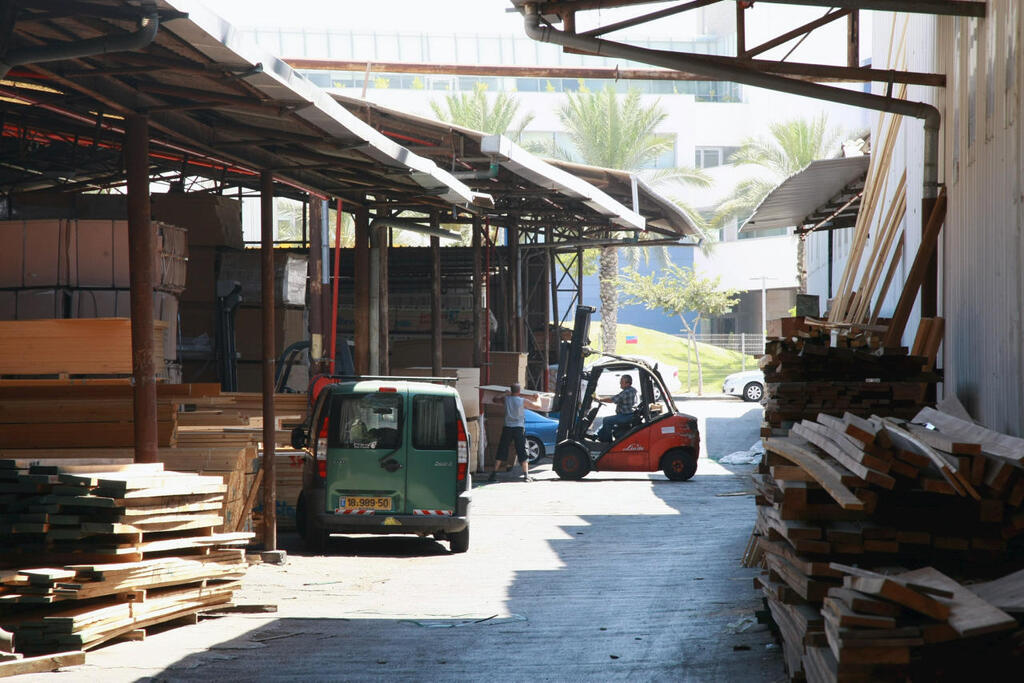 המחסן של החברה־הבת ט.ר חירון  מסחר ויבוא בעצים ב יפו