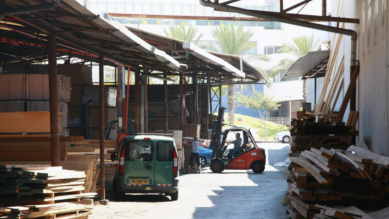 המחסן של החברה־הבת ט.ר חירון  מסחר ויבוא בעצים ב יפו