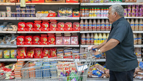 צילום: אוראל כהן סופרים באירופה מוזילים גבינות קוטג' לפי התוקף - בישראל זורקים מזון ב-3.5 מיליארד שקל