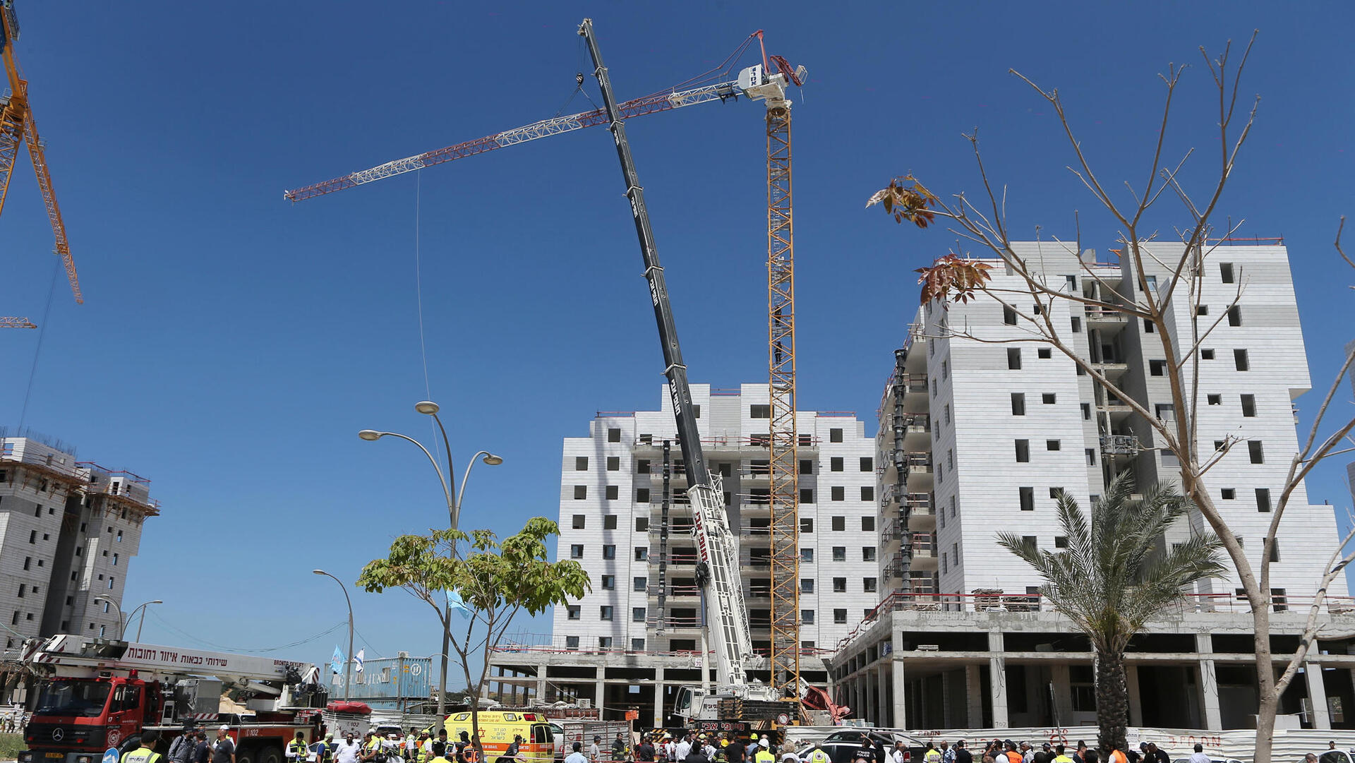 תאונת עבודה מנוף קרס ב אתר בנייה בעיר יבנה