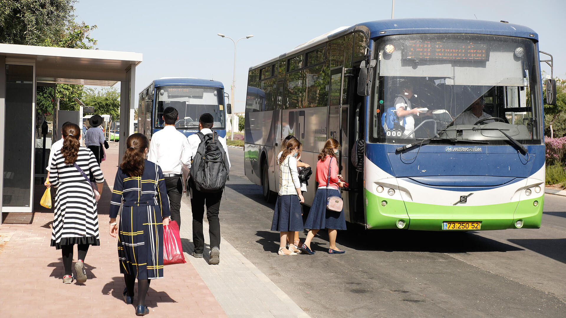 צפיפות ב תחנת אוטובוס ב מודיעין עילית