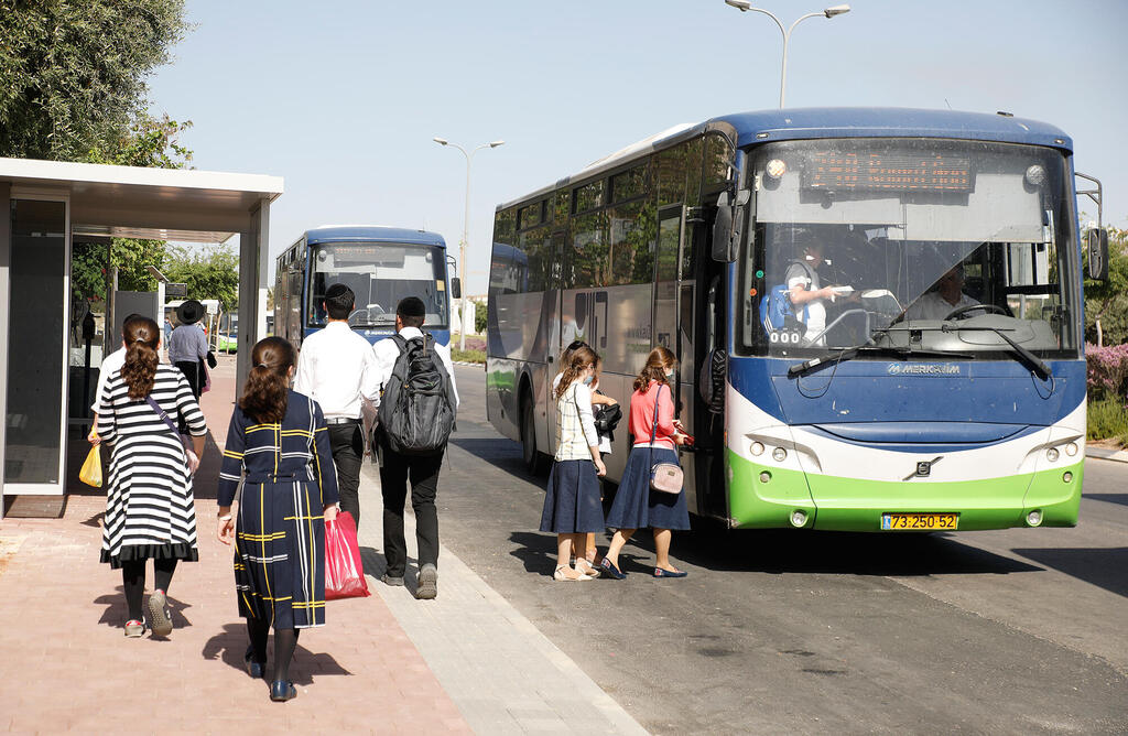 צפיפות ב תחנת אוטובוס ב מודיעין עילית