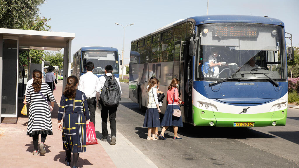 תחנת אוטובוס במודיעין עילית. בשאר הארץ עדיין מחכים לקבלת הכסף (צילום: שאול גולן) צפיפות ב תחנת אוטובוס ב מודיעין עילית