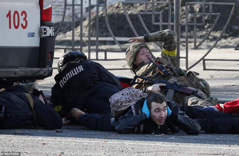 חיילים ואזרחים תחת אש באוקראינה, צילום: רויטרס