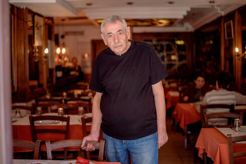 יוסי סיטון במסעדת מאמאיה הרומנית, צילום: יובל חן