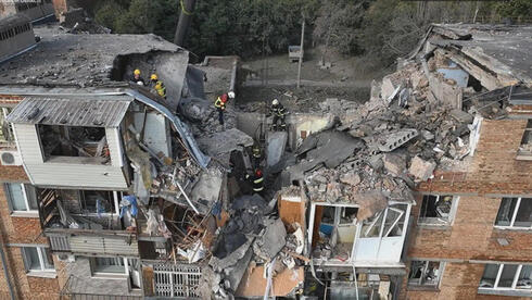 בית מגורים באוקראינה שחטף טיל שהחטיא - ופוצץ לחלוטין שלוש דירות בו, צילום: רויטרס