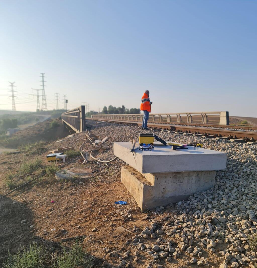 נזק בתשתית הרכבת באזור להבים. מאות מטרים של כבלי תקשורת נגנבו ממערכת האיתות