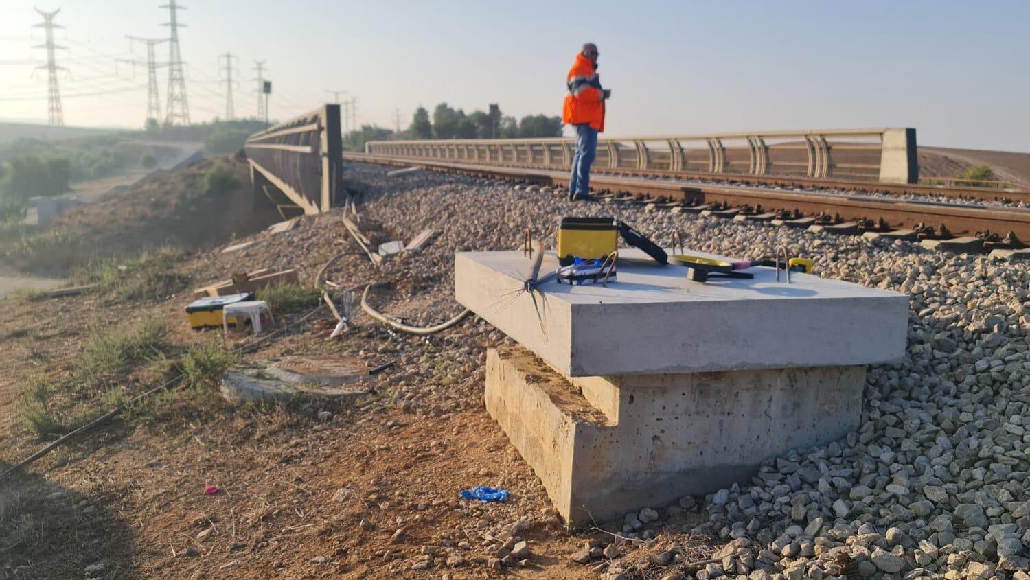 נזק בתשתית הרכבת באזור להבים. מאות מטרים של כבלי תקשורת נגנבו ממערכת האיתות