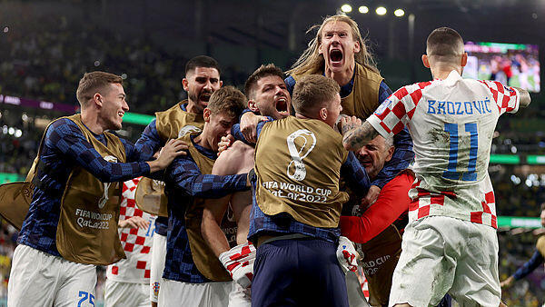 שחקני קרואטיה חוגגים אחרי שער השוויון ברבע גמר המונדיאל נגד ברזיל. ניצחו בד-קרב פנדלים