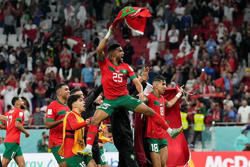 שחקני מרוקו חוגגים לאחר הניצחון על פורטוגל ברבע גמר מונדיאל 2022